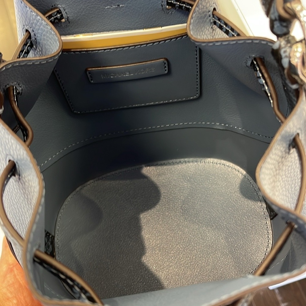 MICHAEL KORS 
Reed Md Pebbled Leather Belted Bucket Messenger Satchel Crossbody - Picture 6 of 16